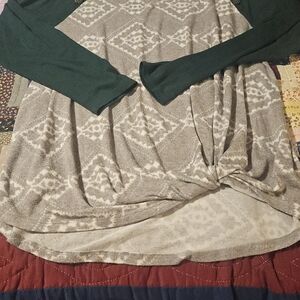 Maurices Heather Gray Geometric Top with Green Sleeves, Knotted Hem